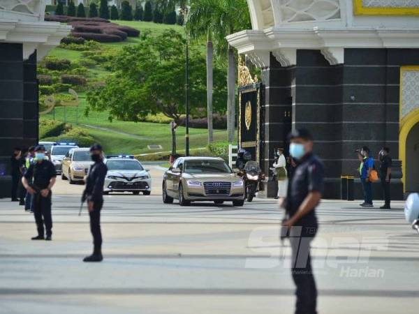 Kenderaan pertama yang berangkat pulang adalah kenderaan rasmi membawa Sultan Johor, Sultan Ibrahim Sultan Iskandar. -Foto Sinar Harian ASRIL ASWANDI SHUKOR