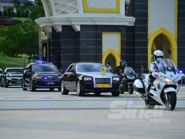 Yang di-Pertuan Agong, Al-Sultan Abdullah Ri’ayatuddin Al-Mustafa berangkat meninggalkan Istana Negara pada jam 6.05 petang. -Foto Sinar Harian ASRIL ASWANDI SHUKOR