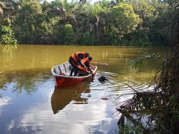 Pasukan Mencari dan Menyelamat di Air (PPDA) melakukan pencarian di sekitar kawasan mangsa jatuh ke dalam sungai.