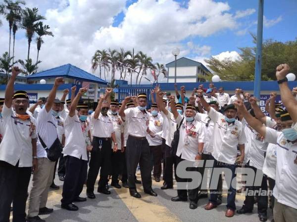 Mohammad Junaidi (tengah) bersama ahli PVATM di hadapan IPD Bentong selepas selesai membuat laporan polis hari ini.