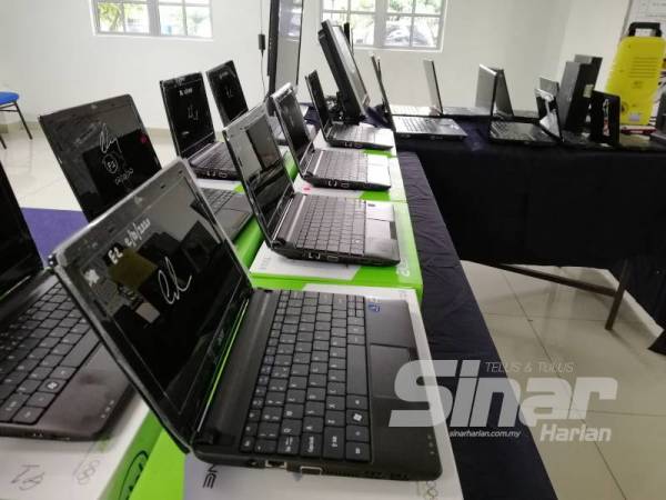 Antara barang rampasan membabitkan Geng Hassan Babu yang berjaya ditumpaskan menerusi serbuan Ops Pintu di sekitar Sungai Buloh, baru-baru ini.