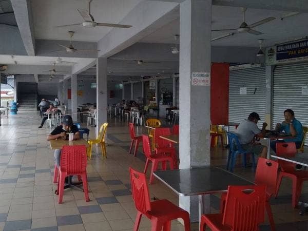 Gerai di Pusat Komuniti Kempas yang lengang.