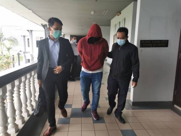 Norshahril Ramlee, mengaku tidak bersalah atas dua pertuduhan menerima suapan empat tahun lalu.