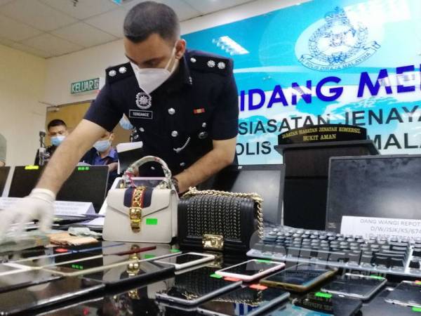 Antara barangan yang dirampas berikutan tumpasnya sindiket penipuan pelaburan dalam talian pada Jumaat lalu.