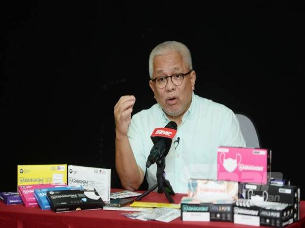 Pengarah Urusan Kumpulan Karangkraf, Datuk Dr Hussamuddin Yaacub pada sidang akhbar di Shah Alam hari ini. -Foto: ROSLI TALIB 