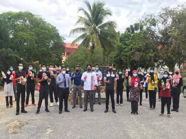Mohd Izham (tengah) bersama sebahagian pelajar IPG Kampus Dato’ Razali Ismail selepas penyerahan kit makanan. 