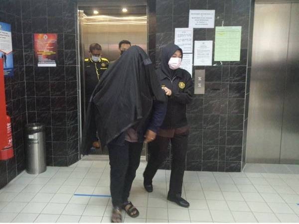 Tertuduh diiringi anggota SPRM ke Mahkamah Sesyen Butterworth pagi tadi.