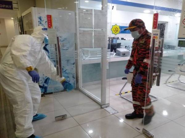 Norazam (kanan) meninjau proses sanitasi yang dilaksanakan di Bangunan UTC Shah Alam hari ini.