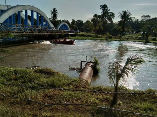 Lokasi pencarian dilakukan selepas menemui barangan peribadi disusun di kunci air di Parit 12. - FOTO: Ihsan Bomba