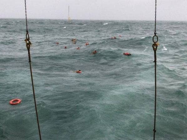 125 kru terjun ke laut selepas kapal penyelenggaraan minyak dan gas karam di perairan 7.7 batu nautika dari Kuala Baram, Miri, Sarawak hari ini.