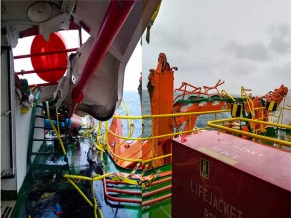 Antara kerosakan kapal Dayang Topaz selepas melanggar platform pelantar Minyak Beram B.