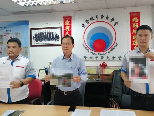 Tong Leong (tengah) menunjukkan bukti cubaan sindiket memperdaya pembeli.