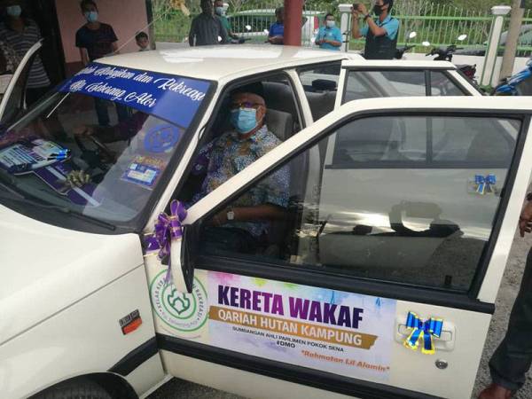 Mahfuz memeriksa kereta wakaf yang disumbangkan kepada kariah Hutan Kampung untuk kegunaan kemasyarakatan di Dewan Taman Cahaya Suria, Alor Setar hari ini.