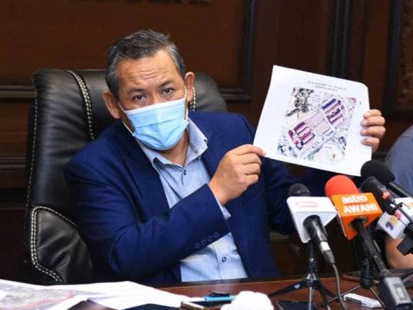 Aminuddin menunjukkan lokasi PKPD di Putra Point, Nilai pada sidang akhbar khas di Wisma Negeri hari ini.