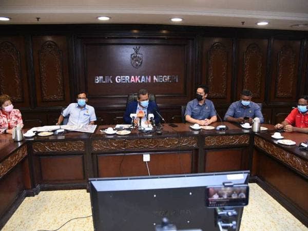 Aminuddin (tiga dari kiri) pada sidang akhbar khas di Wisma Negeri hari ini.