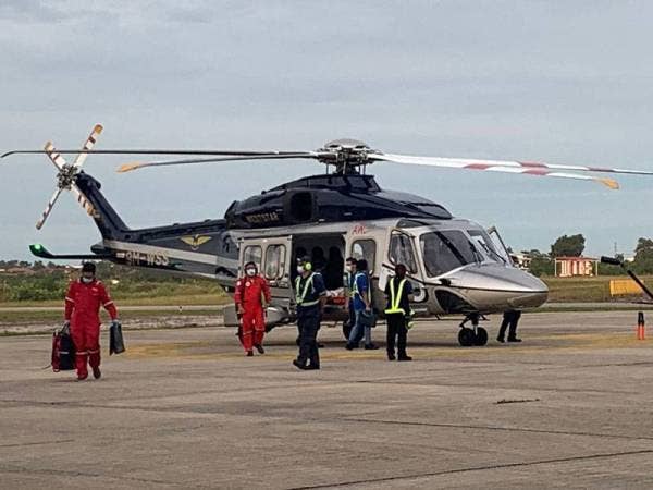 Pesawat AW 189 Petronas selamat mendarat di Lapangan Terbang Miri pada jam 5.40 petang dengan membawa dua mangsa yang disahkan meninggal dunia oleh pegawai perubatan.
