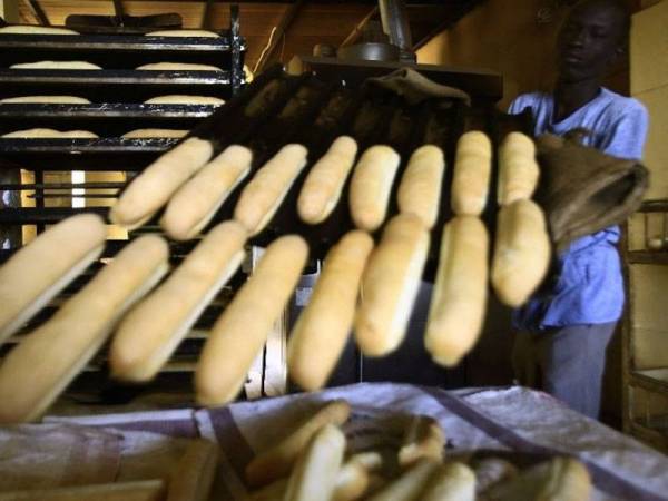 Rakyat Sudan kini mengalami krisis ekonomi dan tidak memperoleh bekalan roti yang mencukupi. - Foto AFP