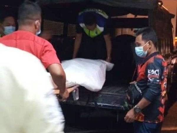 Mayat Muhammad Danish Aidil dibawa menaiki kenderaan polis ke Unit Forensik, Hospital Raja Perempuan Zainab II (HRPZ II) untuk bedah siasat.