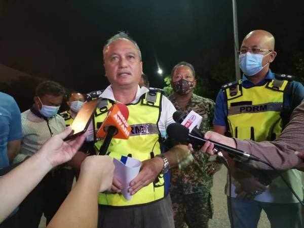 Che Zakaria pada sidang akhbar ketika meninjau persiapan pelaksanaan PKPD di Nilai malam tadi.