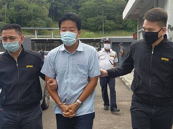 Tertuduh (tengah) dibawa ke Mahkamah Sesyen Johor Bahru hari ini.