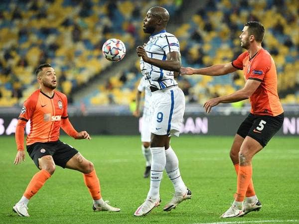 Aksi pemain Inter, Romelu Lukaku (tengah) ketika bersaingan dengan pemain Shakhtar Donetsk, Davit Khocholava (kanan) semasa aksi di Kiev.