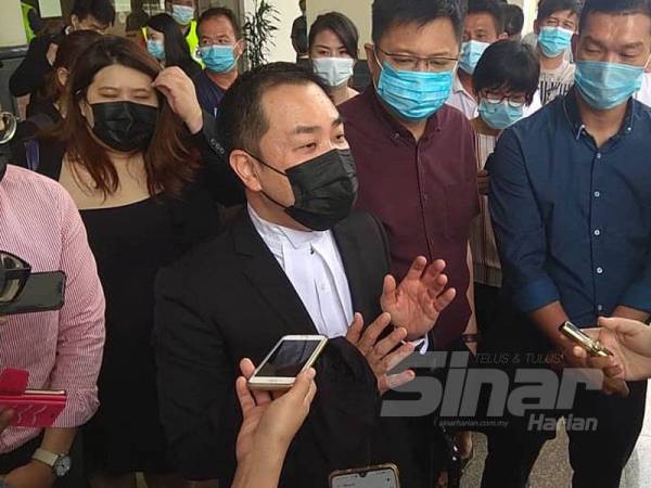 Peguam mewakili pekebun durian, Choon Jern memberikan pemahaman kepada media berhubung prosiding di Mahkamah Tinggi Kuantan hari ini.