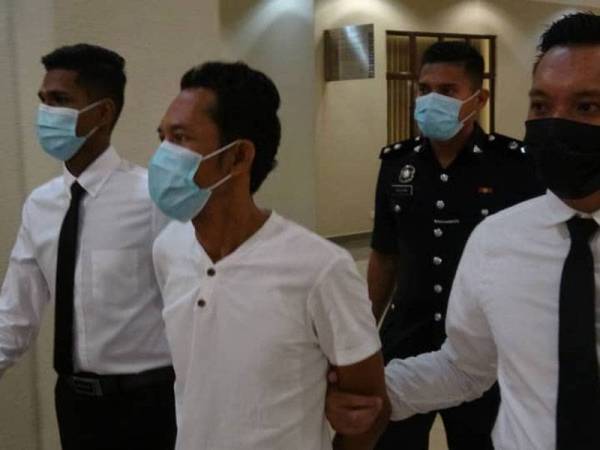 Rosaidi (dua dari kiri) dihadapkan ke Mahkamah Sesyen di Kuantan hari ini.