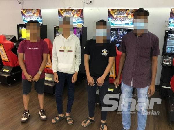 Antara individu yang dikenakan kompaun kerana tidak memakai pelitup muka.