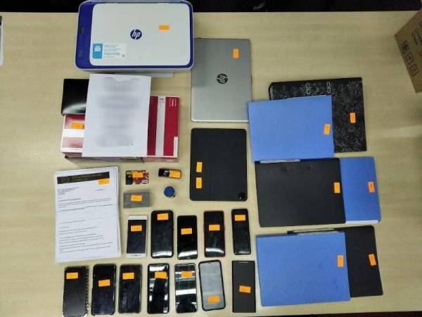 Antara barangan yang dirampas di sebuah pejabat di Jalan Tun Razak, Kuala Lumpur semalam.