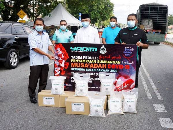 Ketua Pegawai Eksekutif Yayasan Dakwah Islamiah Malaysia (YADIM) Tuan Kamarul Arief Tuan Soh (tiga, kanan) bergambar selepas menyampaikan bantuan pek barangan makanan kepada Pengarah Penjara Alor Setar Raja Mohd Amazon Raja Daud (dua, kiri) pada Program Musa'adah YADIM di hadapan pos pengawal Penjara Alor Setar di sini hari ini.