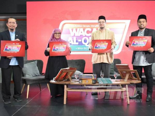 Dari kiri, Fazrul, Rohani, Zaharuddin dan Husaini memegang plakad Wacana Al-Quran selepas selesai program itu bagi siri ke-8 bertajuk Muflis di Usia Muda yang berlangsung di Kompleks Kumpulan Karangkraf, Shah Alam semalam.