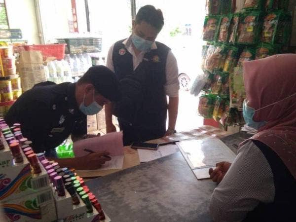 Pemeriksaan dikendalikan di tiga premis berasingan oleh Inspektor Kesihatan Pejabat Kesihatan Daerah Pekan, Sheih Mohamed Hadzil Sheikh Abdullah dan Khairulzaman Bahuddin.