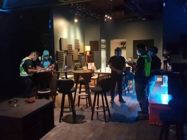 Polis melakukan pemeriksaan terhadap sebuah pusat hiburan di Kota Kinabalu malam tadi kerana didapati beroperasi dalam tempoh PKPB.