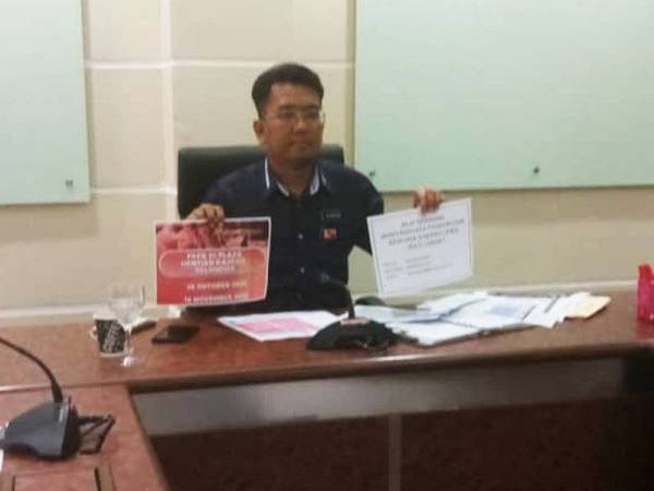 Najmuddin memberi maklumat terkini perkembangan PKPD di Plaza Hentian Kajang.