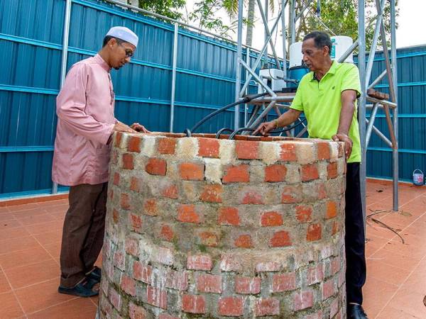 Sepasukan penyelidik daripada Universiti Malaysia Kelantan (UMK) mendakwa menemui sebuah telaga di Kampung Meranti di sini, yang didakwa telah wujud pada abad ke-15 dan dipercayai mempunyai kaitan dengan kedatangan Laksamana Hang Tuah. - Foto Bernama
