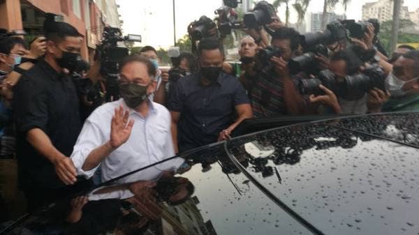 Anwar keluar meninggalkan Ibu Pejabat PKR sebaik selesai mempengerusikan mesyuarat Majlis Pakatan Harapan (PH) di Petaling Jaya hari ini.