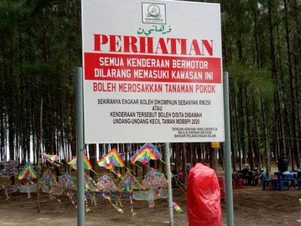 Papan tanda di Pantai Nami Bachok melarang kenderaan bermotor memasuki lokasi itu.