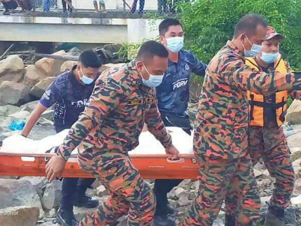 Mayat Muhammad Al-Shafiq dibawa naik oleh pasukan penyelamat di Jeti LKIM Endau, Mersing petang tadi.