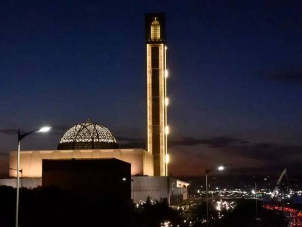 Inilah Masjid Besar Algeria dikenali sebagai Djamaa ElDjazair iaitu yang ketiga terbesar di dunia dan terletak di Algiers. - Foto AFP