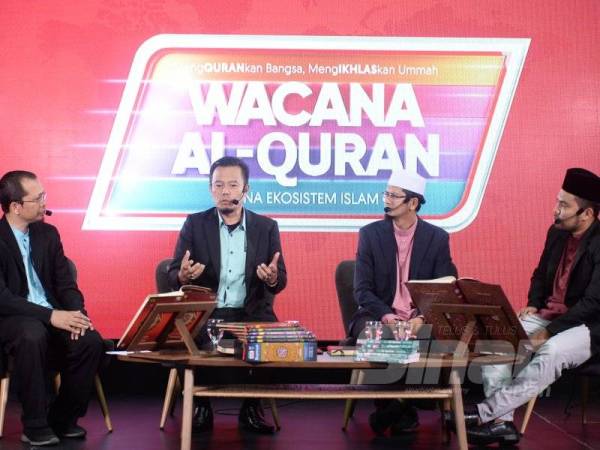 Dari kiri: Fazrul, Dr Zubaidi, Ahmad Sanusi dan Husaini ketika program Wacana Al-Quran Siri 9 bertajuk Pandemik: Apa SOP Era Nabi? yang berlangsung di Studio F, Kompleks Kumpulan Karangkraf, Shah Alam semalam. -Foto: Sinar Harian ROSLI TALIB