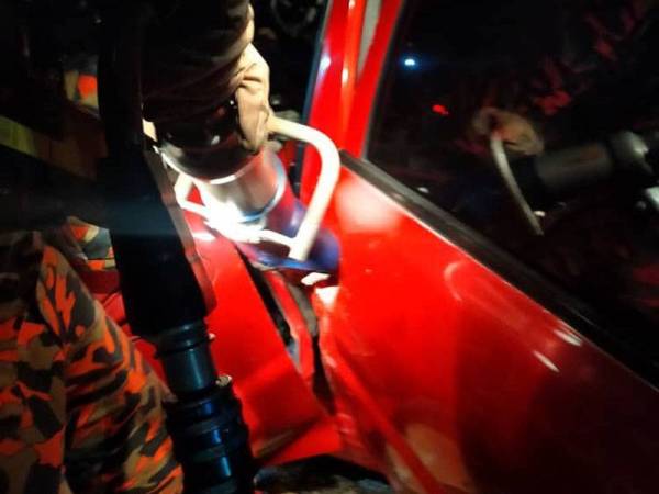 Anggota bomba mengeluarkan mangsa yang tersepit selepas kereta Proton Wira dipandu seorang lelaki terlibat kemalangan dengan sebuah treler di Kilometer 75.7 Lebuhraya Utara-Selatan arah selatan, Batu Pahat malam tadi.