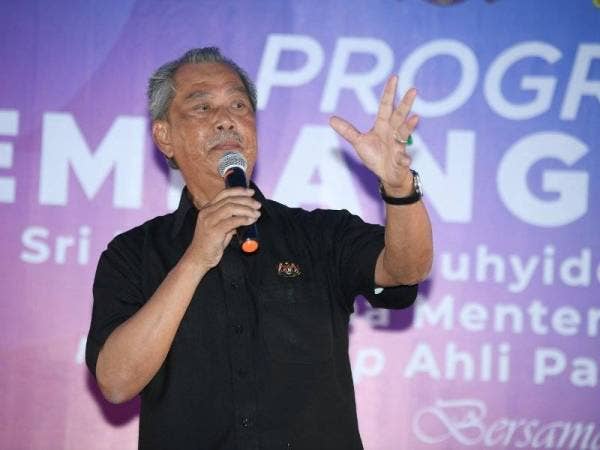 Muhyiddin berucap pada program Sembang Santai bersama Masyarakat Cina dan Pertubuhan NGO Pagoh di Pagoh, Muar hari ini. - Foto Bernama