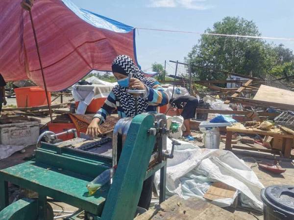 Pengusaha keropok, Wan Nooraida melihat peralatan membuat keropok di bangsalnya yang musnah sama sekali dipukul ribut, dalam kejadian ribut di Kampung Tok Saboh Besut petang semalam