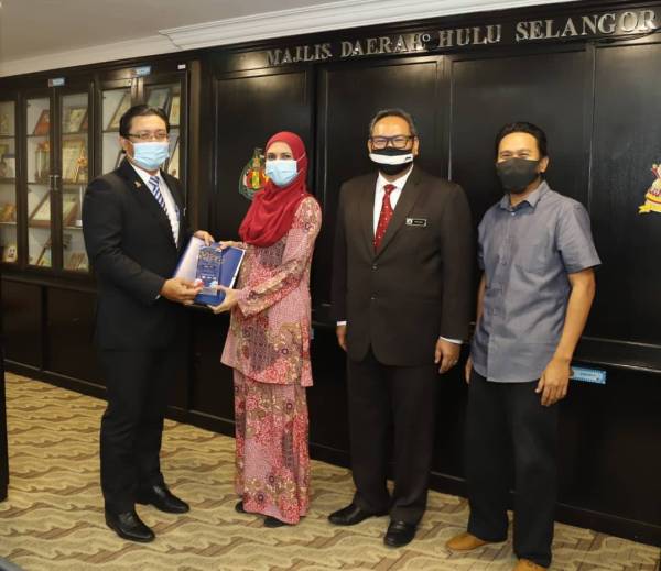 Mohd Azhar menyampaikan penghargaan kepada wakil MDHS yang berjaya membawa pulang anugerah emas di pertandingan RISTEx yang diadakan bulan lalu.