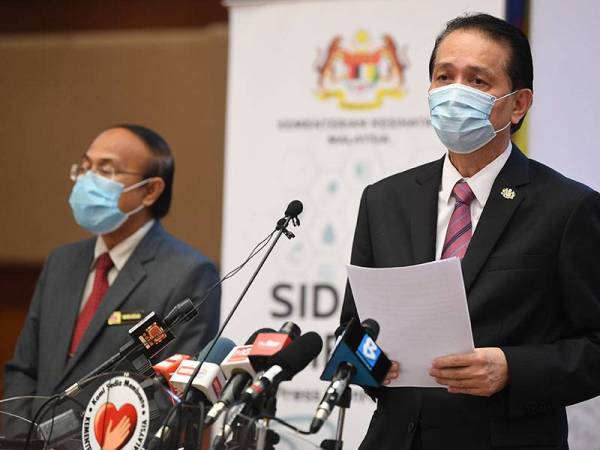 Dr Noor Hisham Abdullah menyampaikan statistik jangkitan pada sidang media perkembangan Covid-19 di Kementerian Kesihatan hari ini. - Foto Bernama