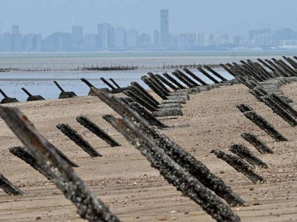 Inilah perangkap khas kereta kebal yang digunakan bagi menghalang sebarang pencerobohan tentera China di Pulau Kinmei, Taiwan. - Foto AFP