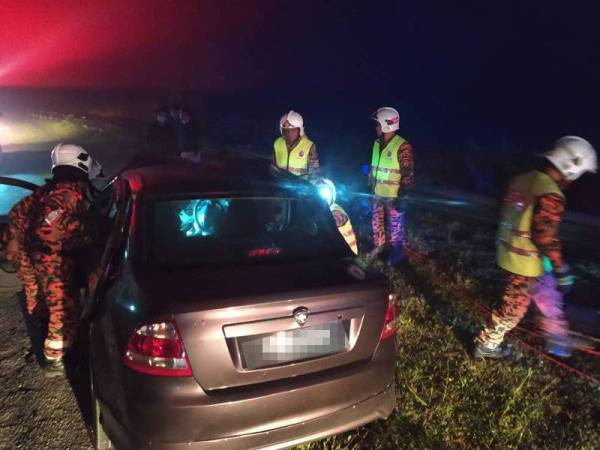 Kemalangan membabitkan dua kenderaan di KM16 Jalan Raya Timur Barat (JRTB) Gerik-Kupang pagi tadi. - Foto Bomba Perak