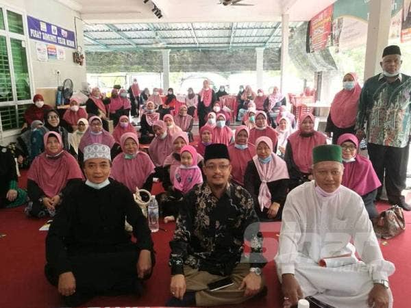 Mohd Kazim bersama warga Rumah Ngaji Teluk Muroh selepas menyampaikan ceramah sempena Sambutan Maulidur Rasul anjuran Rumah Ngaji Teluk Muroh di Pusat Komuniti Teluk Muroh hari ini.