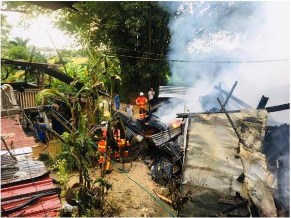 Rumah didiami tiga beranak yang hangus dalam kejadian kebakaran di Kampung Batu Arang, awal pagi tadi.