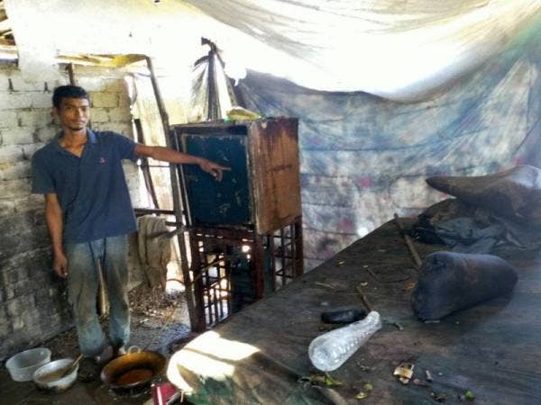 Fauzi menunjukkan tempat tidurnya yang kerap terkena tempias air hujan di Kampung Temalang, Jitra hari ini.